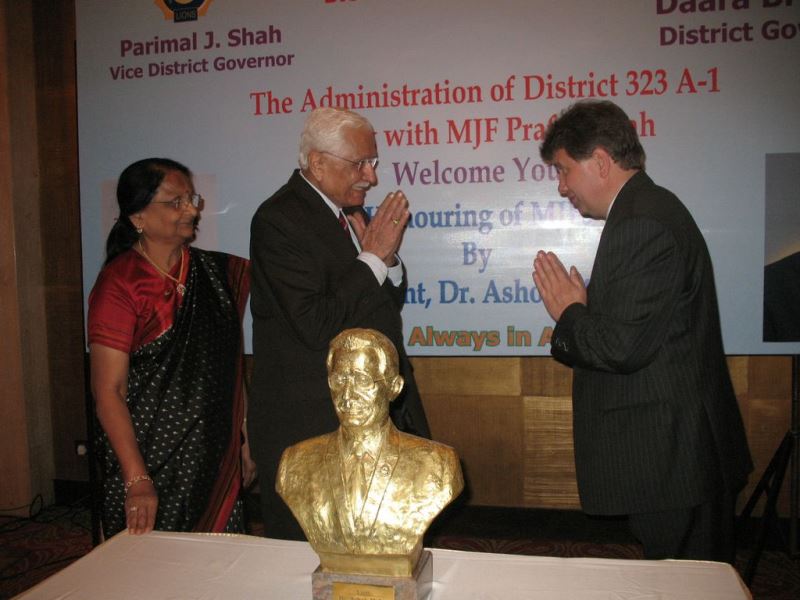 Grigore Hincu with Dr. Ashok Mehta at the unveiling of the bust donation in Mumbai, 2009